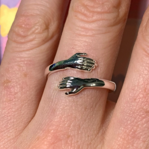 Srebrny pierścionek w kształcie uścisku photo review